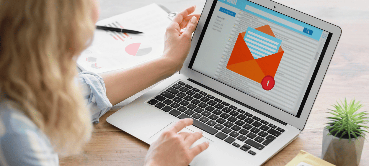 novy-email-upozorneni - aitomdigital.com Na obrazovce notebooku je icona příchozího emailu