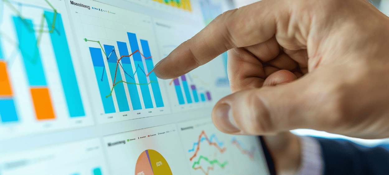 jak-na-google-analytics - aitomdigital.com Ruka ukazijící na grafy v google analytics