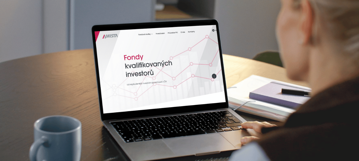 amista-mockup - aitomdigital.com Fondy na obrazovce notebooku