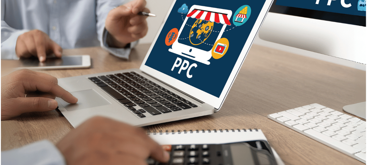 ppc-kampan-notebook - aitomdigital.com Notebook na stole a na něm ppc kampaň