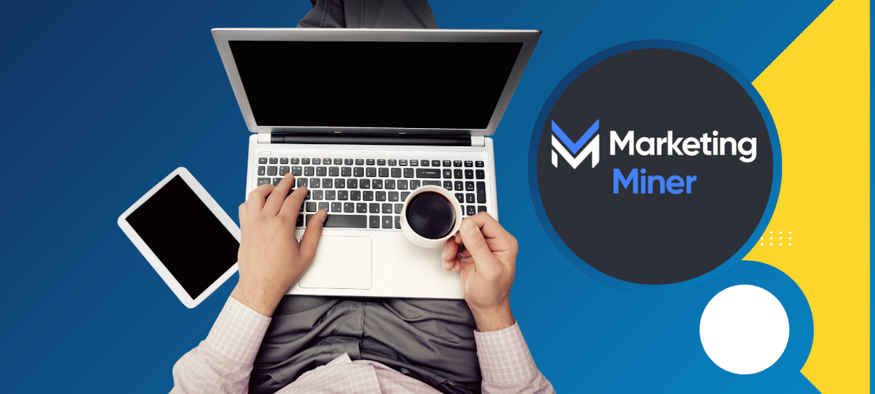 marketing-miner - aitomdigital.com Pohled ze shora na notebook a muže sedícího před ním + logo marketing miner