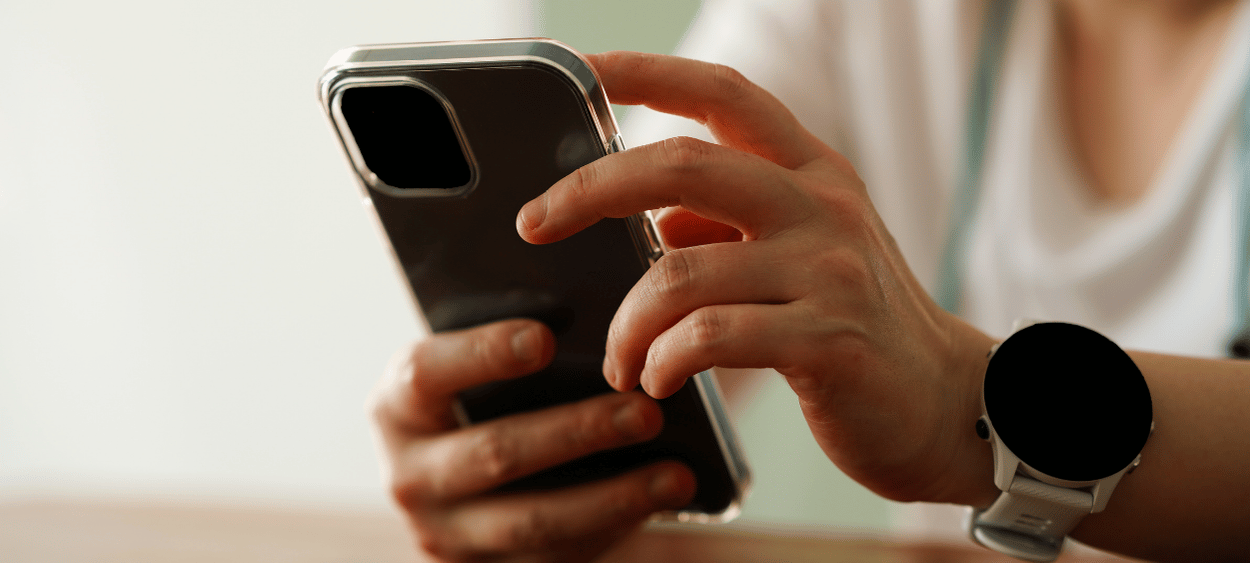 mobilni-telefon-scroll - aitomdigital.com osoba scrollující na smartphonu